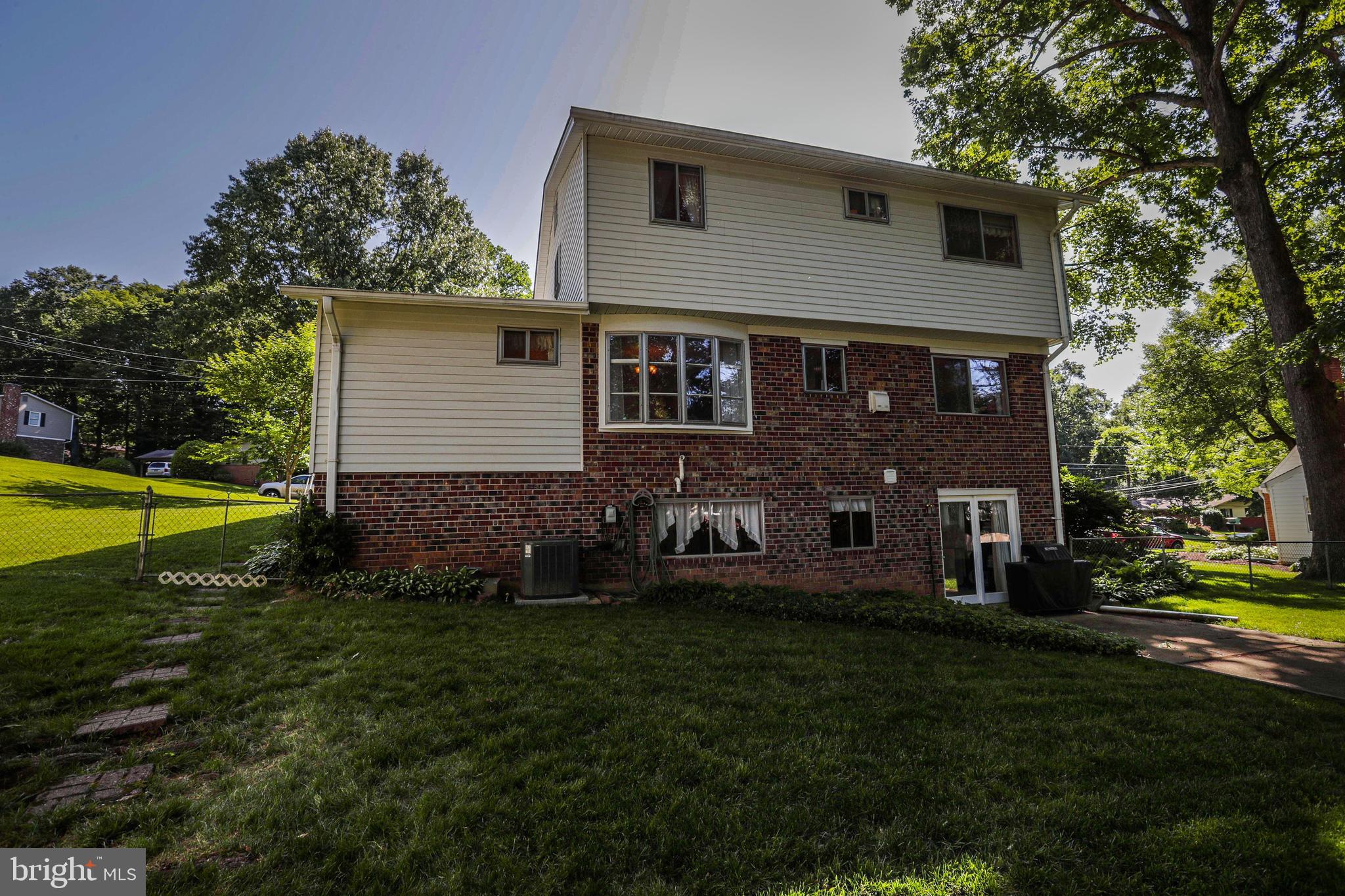 5508 Yorkshire Street Springfield, VA 22151 - Photo 27 of 30 Exterior Rear
