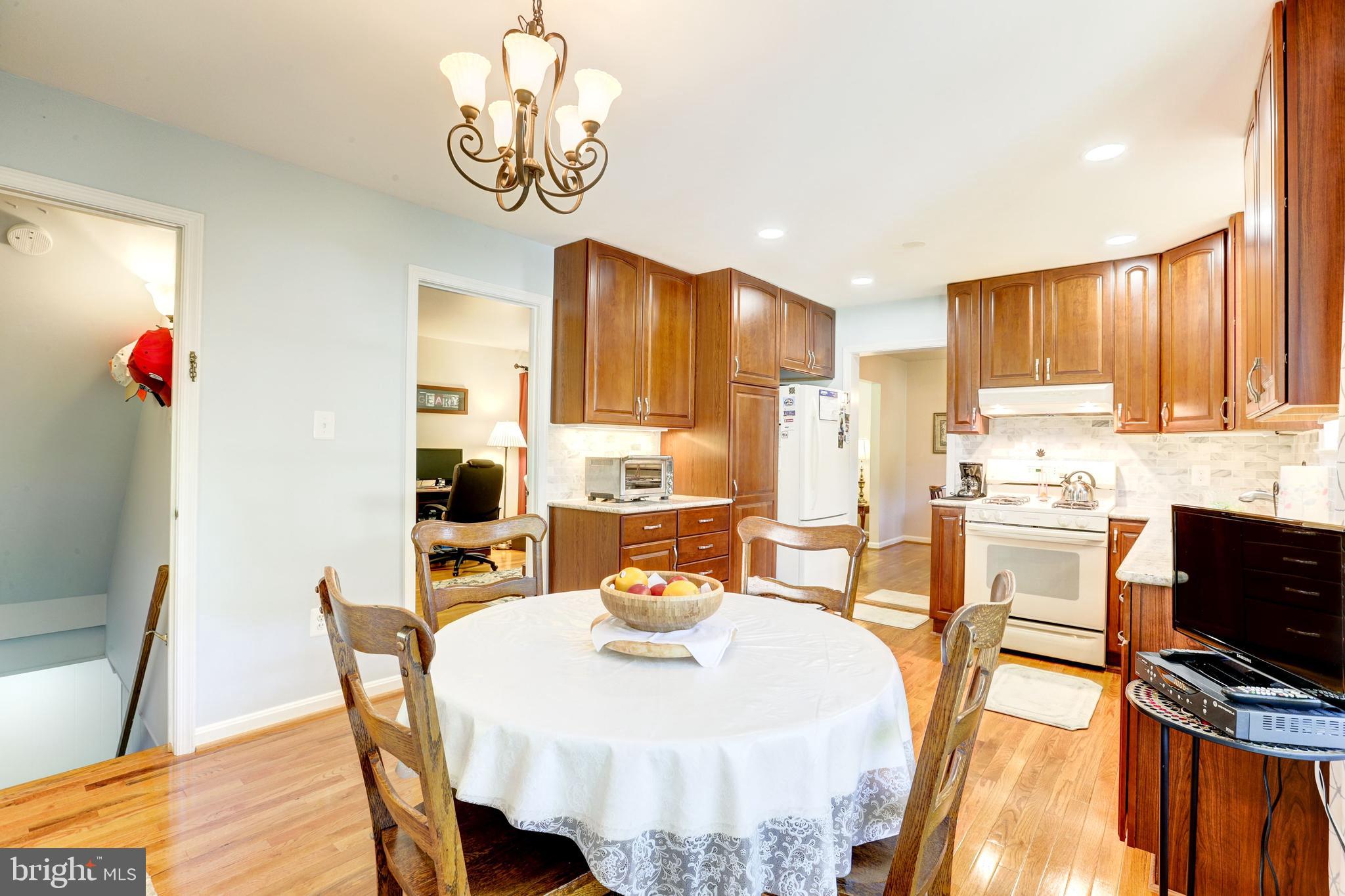 5508 Yorkshire Street Springfield, VA 22151 - Photo 8 of 30 kitchen