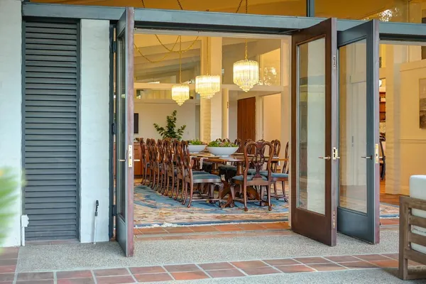 a view of an entryway and livingroom in right side