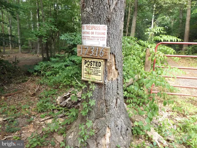 a sign that is sitting on a brick wall