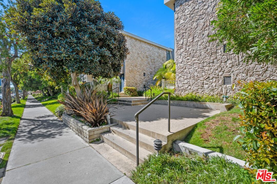 13231 Fiji Way, Unit F Marina del Rey, CA 90292 - Photo 2 of 40 a view of a bench in the garden