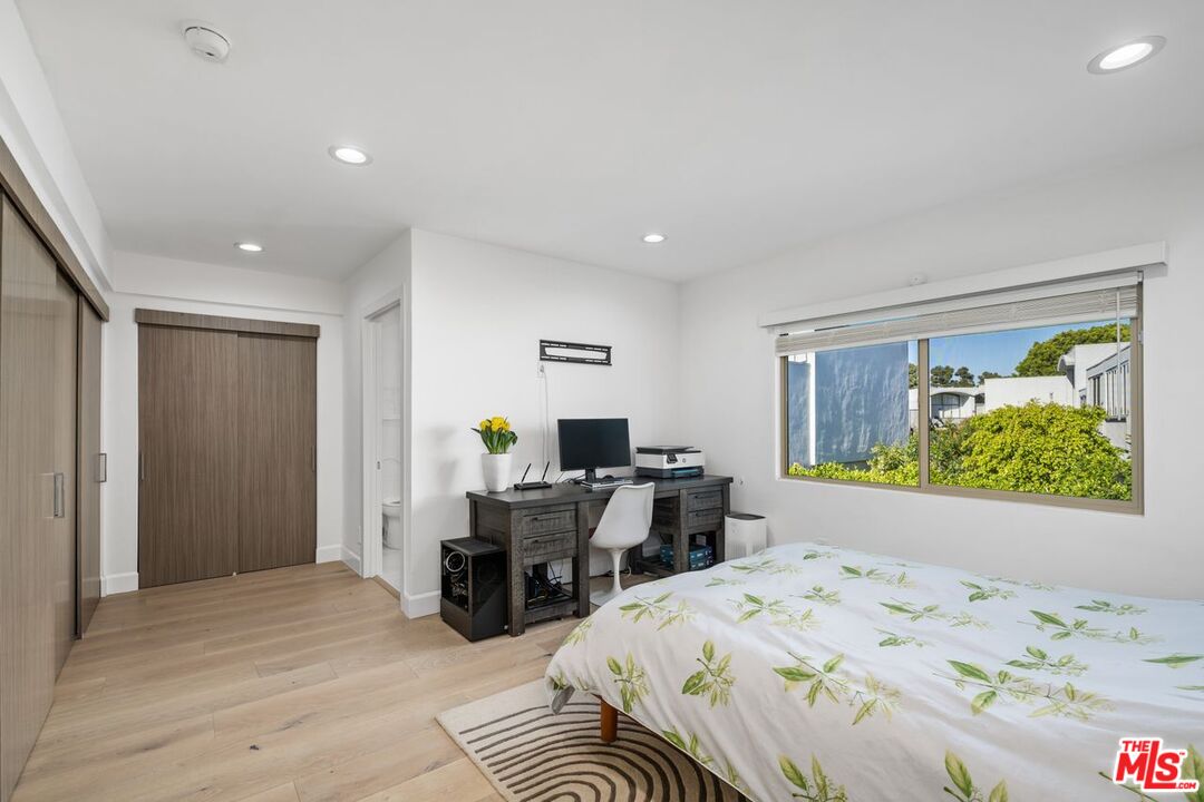 13231 Fiji Way, Unit F Marina del Rey, CA 90292 - Photo 28 of 40 a bed room with two beds and a window