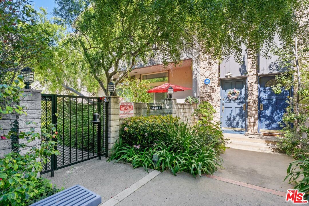 13231 Fiji Way, Unit F Marina del Rey, CA 90292 - Photo 3 of 40 a backyard of a house with lots of green space