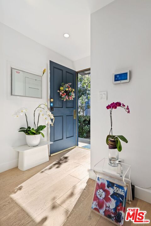 13231 Fiji Way, Unit F Marina del Rey, CA 90292 - Photo 4 of 40 a living room with furniture and a potted plant