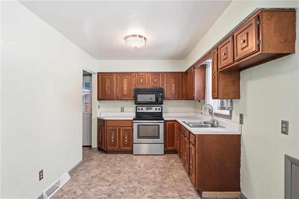 745 Robertson Road Hermitage, PA 16148 - Photo 13 of 33