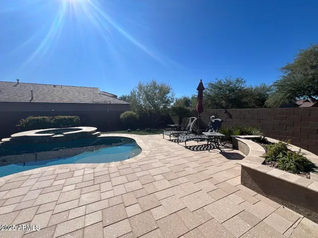 a view of a backyard