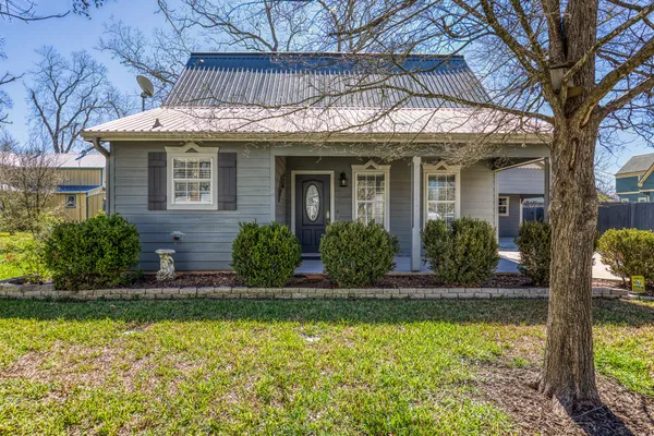 $459,000 | 210 West Bell Street, Fayetteville, TX 78940