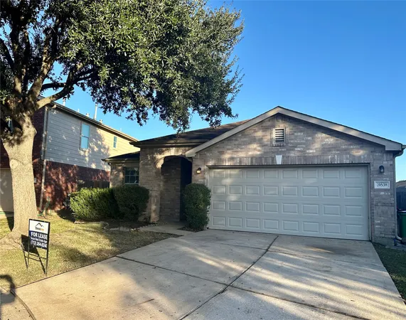 a view of backyard of the house