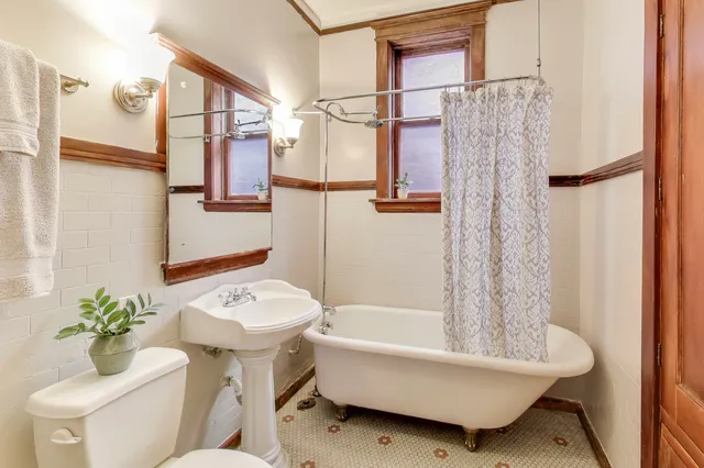 $3,500 | 6542 North Newgard Avenue, Unit 1, Chicago, IL 60626