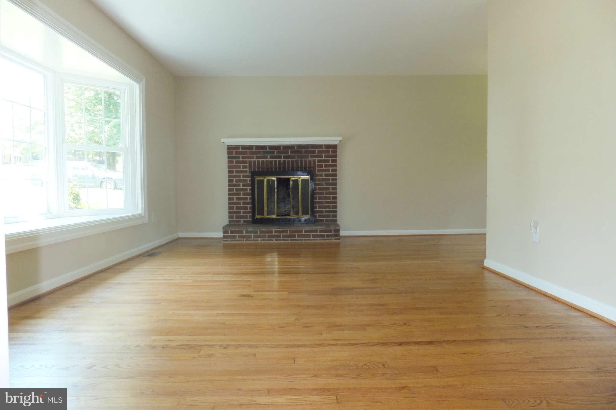 9305 Gue Road Damascus, MD 20872 - Photo 5 of 28 Living Room