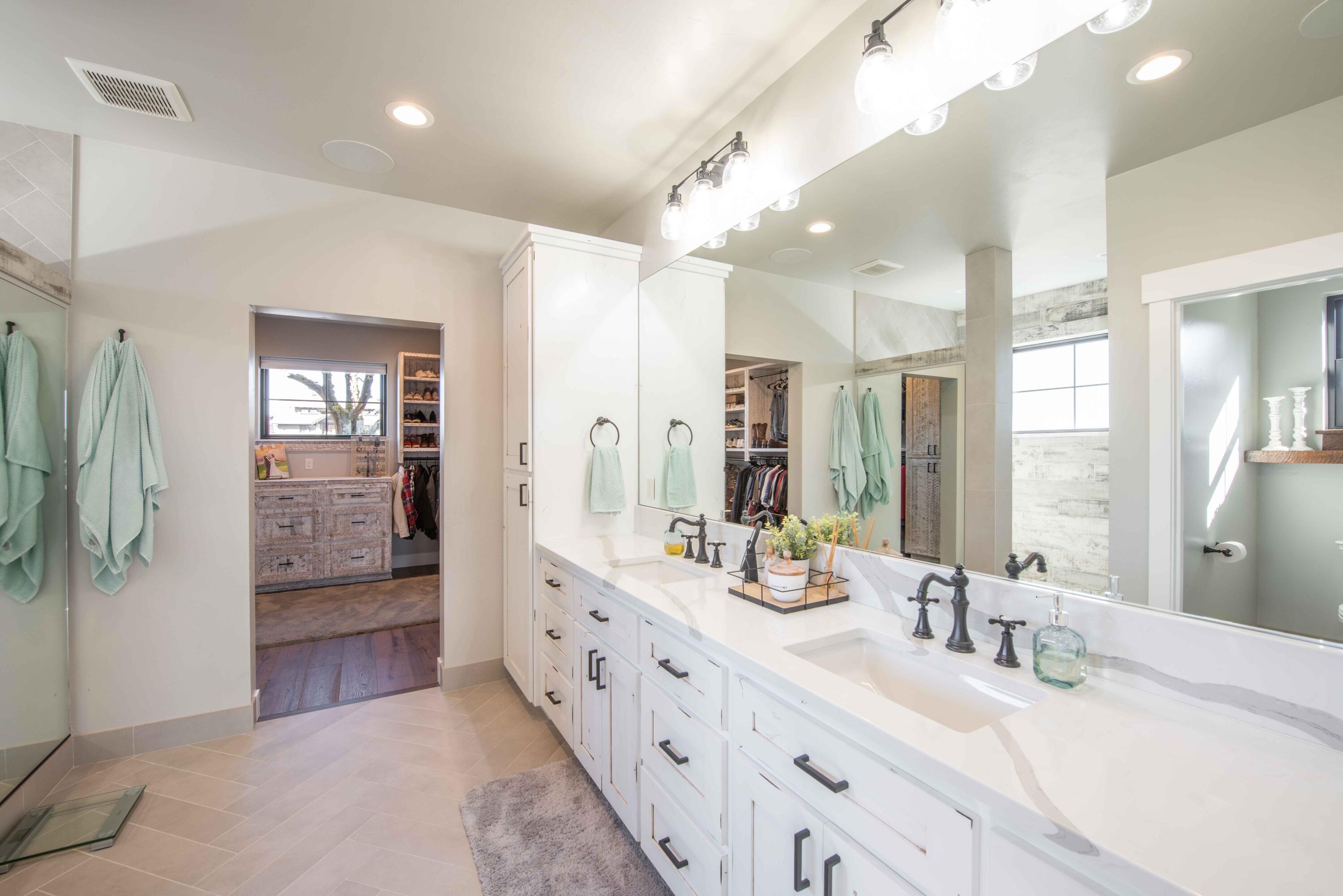 16531 Southwest Ranchview Road Powell Butte, OR 97753 - Photo 15 of 45 Primary Bath