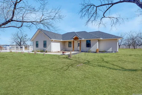 $640,000 | 16282 Fm 472, Bigfoot, TX 78005