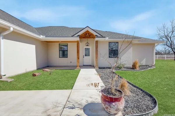 $640,000 | 16282 Fm 472, Bigfoot, TX 78005