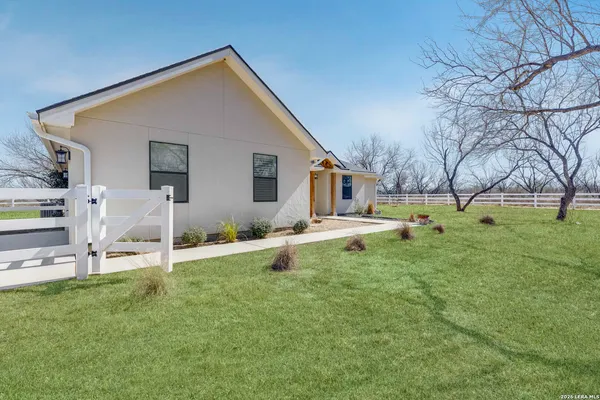 $640,000 | 16282 Fm 472, Bigfoot, TX 78005