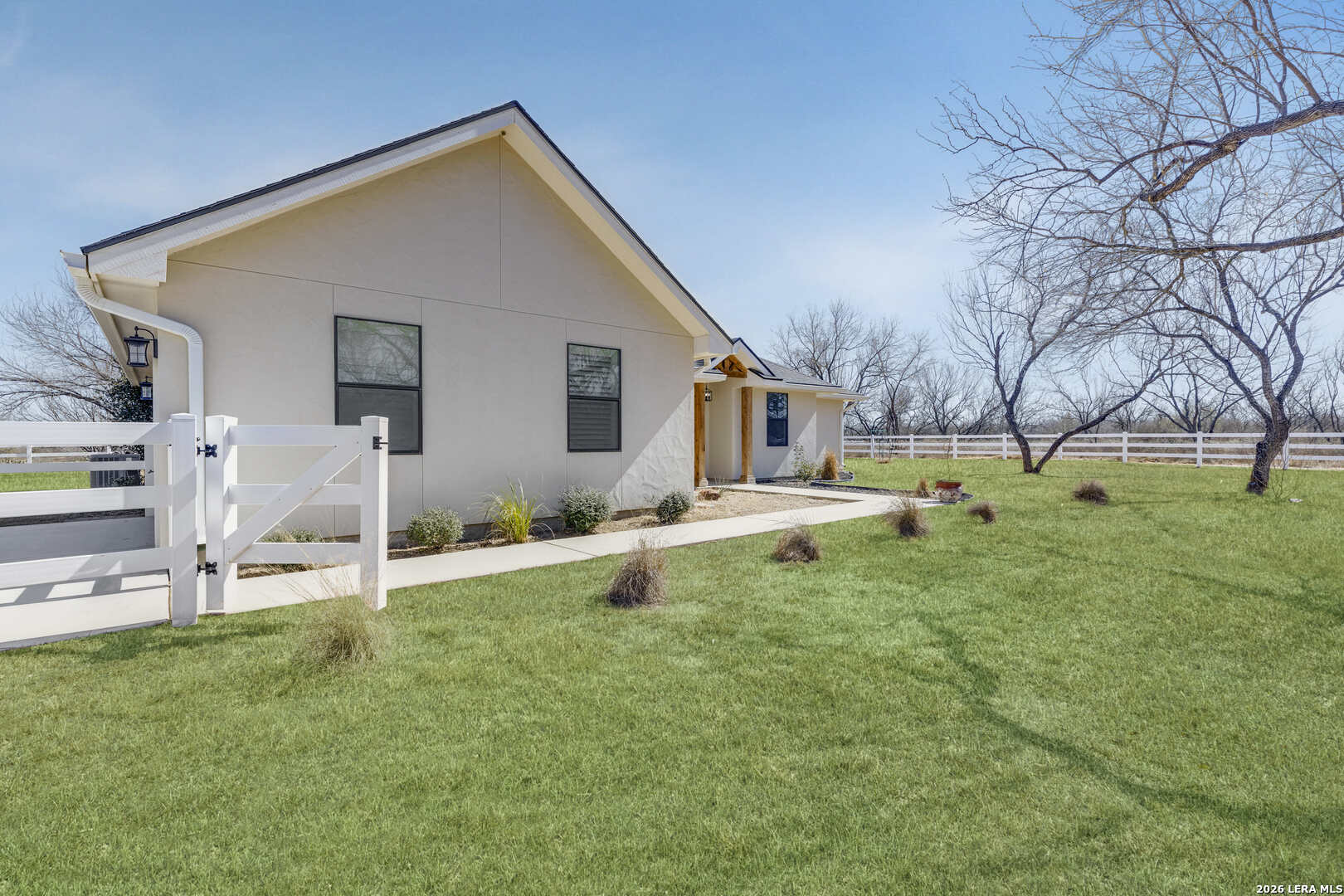 16282 Fm 472 Bigfoot, TX 78005 - Photo 3 of 50