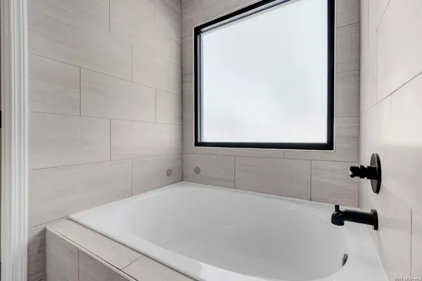 $640,000 | 16282 Fm 472, Bigfoot, TX 78005