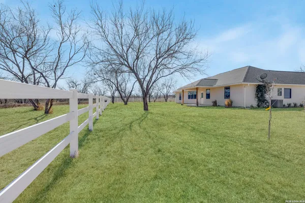$640,000 | 16282 Fm 472, Bigfoot, TX 78005