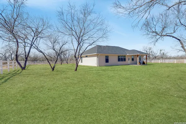 $640,000 | 16282 Fm 472, Bigfoot, TX 78005