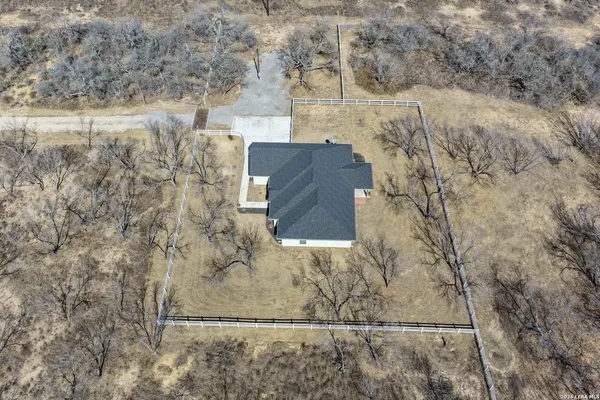 $640,000 | 16282 Fm 472, Bigfoot, TX 78005