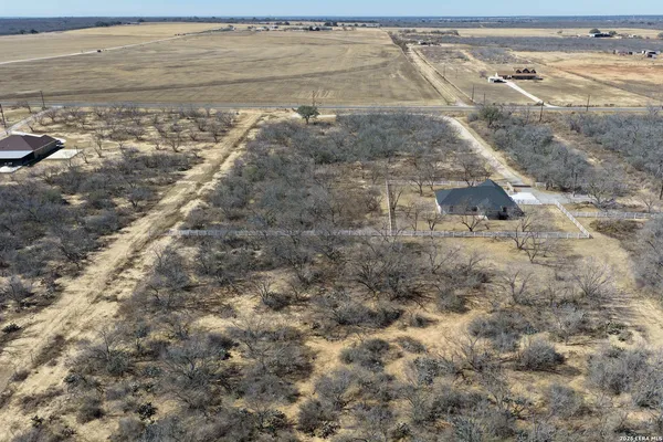 $640,000 | 16282 Fm 472, Bigfoot, TX 78005