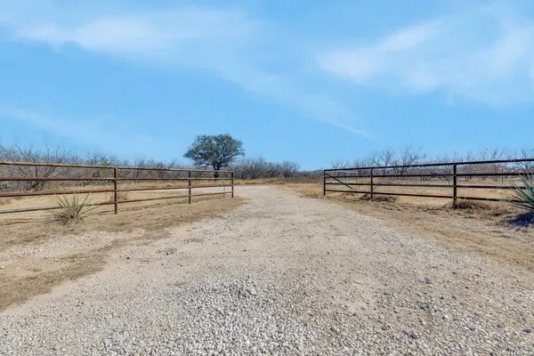 $640,000 | 16282 Fm 472, Bigfoot, TX 78005