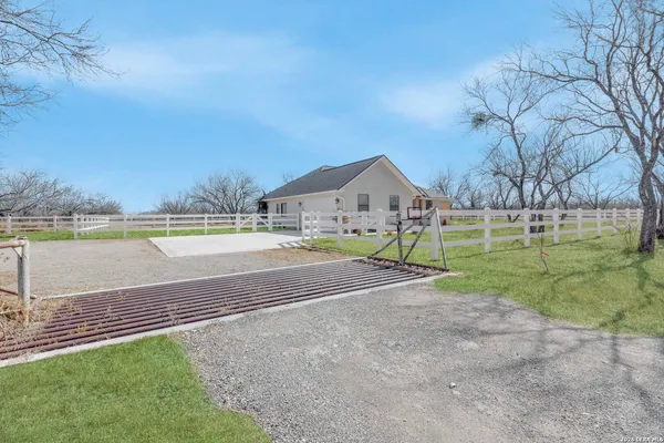 $640,000 | 16282 Fm 472, Bigfoot, TX 78005