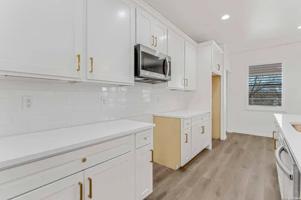 $640,000 | 16282 Fm 472, Bigfoot, TX 78005