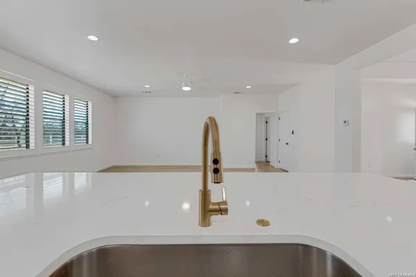 $640,000 | 16282 Fm 472, Bigfoot, TX 78005