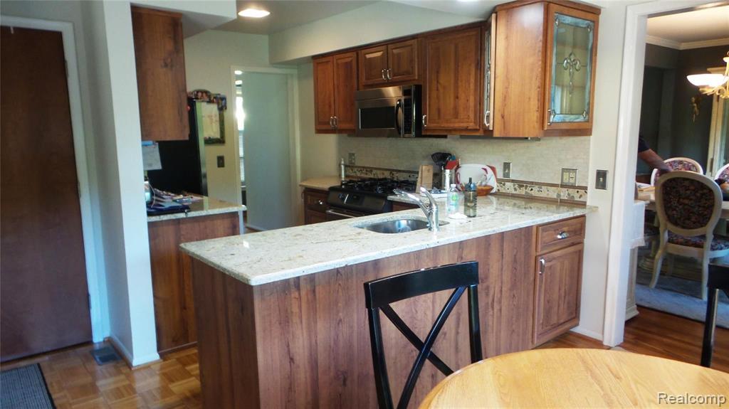 905 Cook Road Grosse Pointe Woods, MI 48236 - Photo 13 of 38