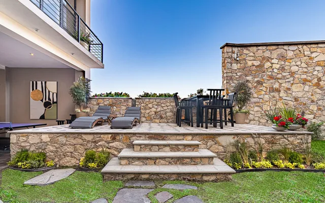 a view of a water fountain and tall building in the back