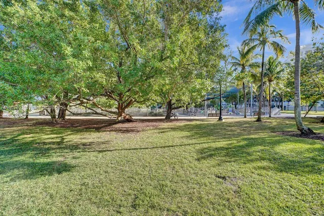 $3,200 | 301 Ocean Drive, Unit 402, Miami Beach, FL 33139