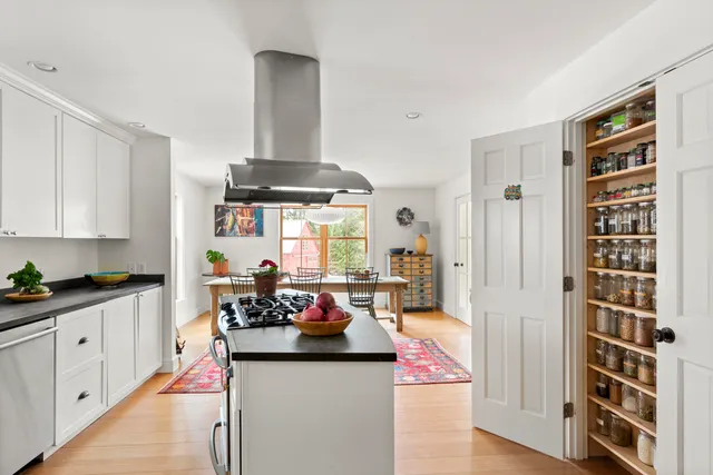 $1,100,000 | 140 Grant Road, Freeport, ME 04032