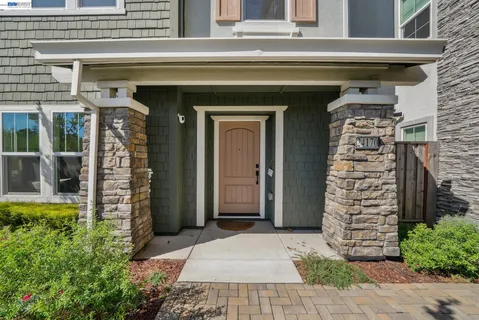 a view of entryway with a outdoor space