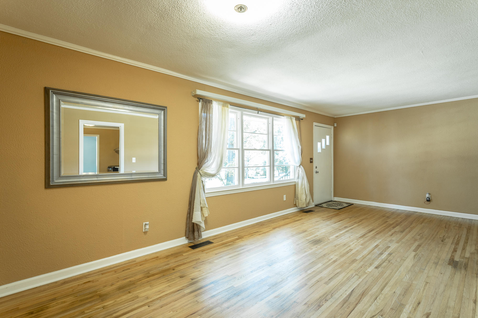 2003 Wren Road Chattanooga, TN 37412 - Photo 2 of 45 Living Room