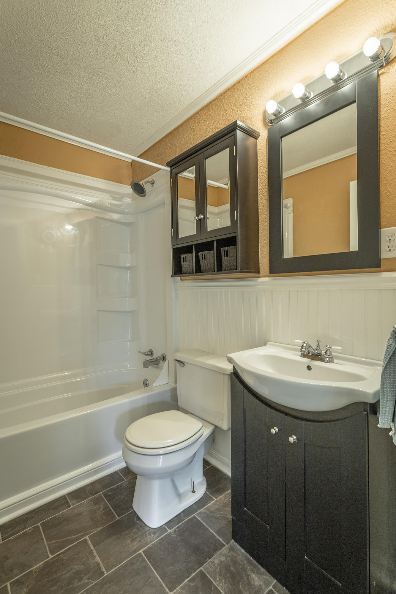 2003 Wren Road Chattanooga, TN 37412 - Photo 24 of 45 Hall Bathroom