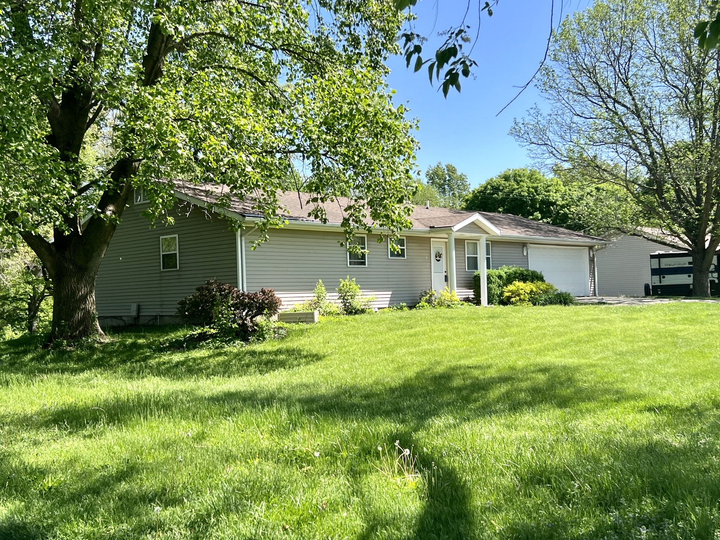 402 East South Mahomet Road Mahomet, IL 61853 - Photo 8 of 21 a front view of house with a garden