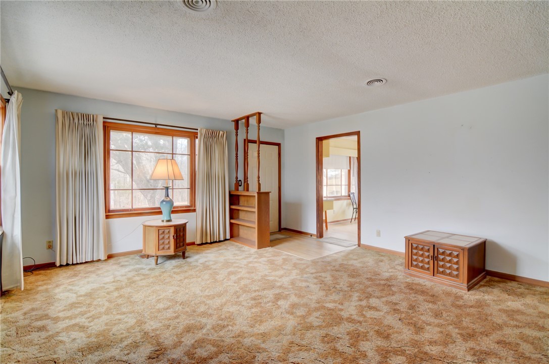2580 Forest Crest Drive Decatur, IL 62521 - Photo 17 of 27 Living room