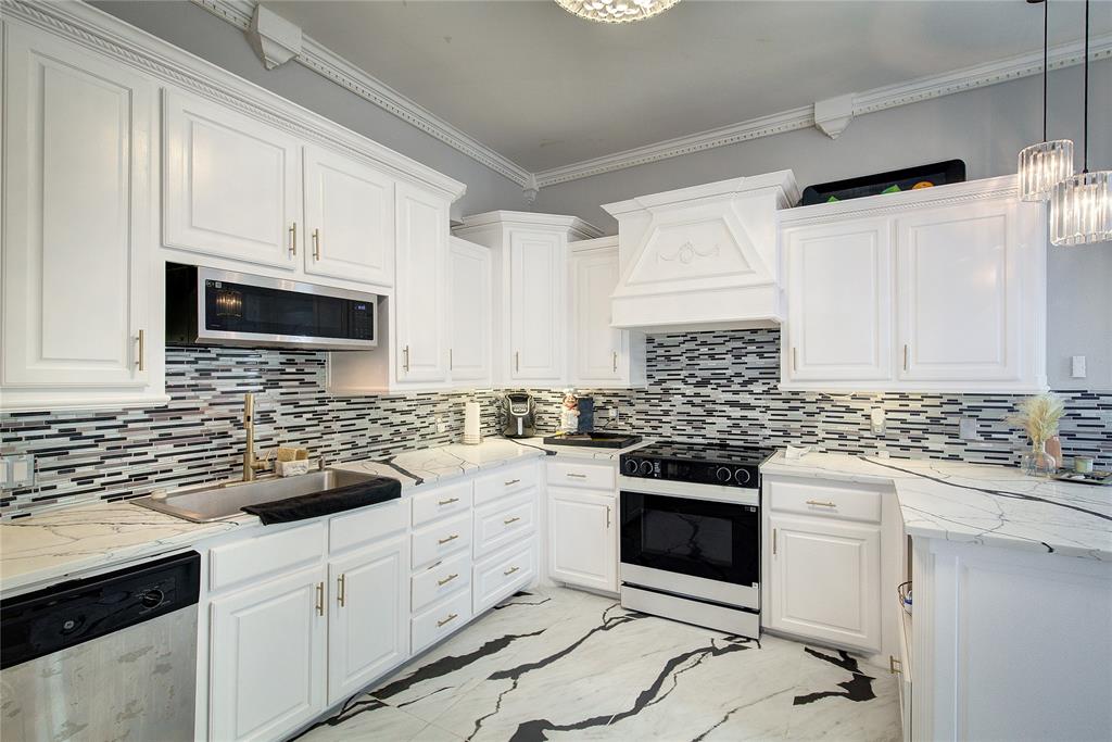 504 Summit Circle Heath, TX 75032 - Photo 14 of 39 a kitchen with white cabinets and appliances