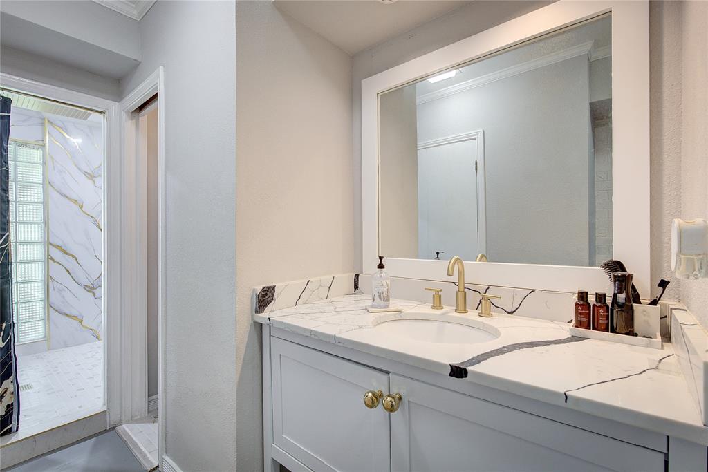 504 Summit Circle Heath, TX 75032 - Photo 22 of 39 a bathroom with a sink and a mirror