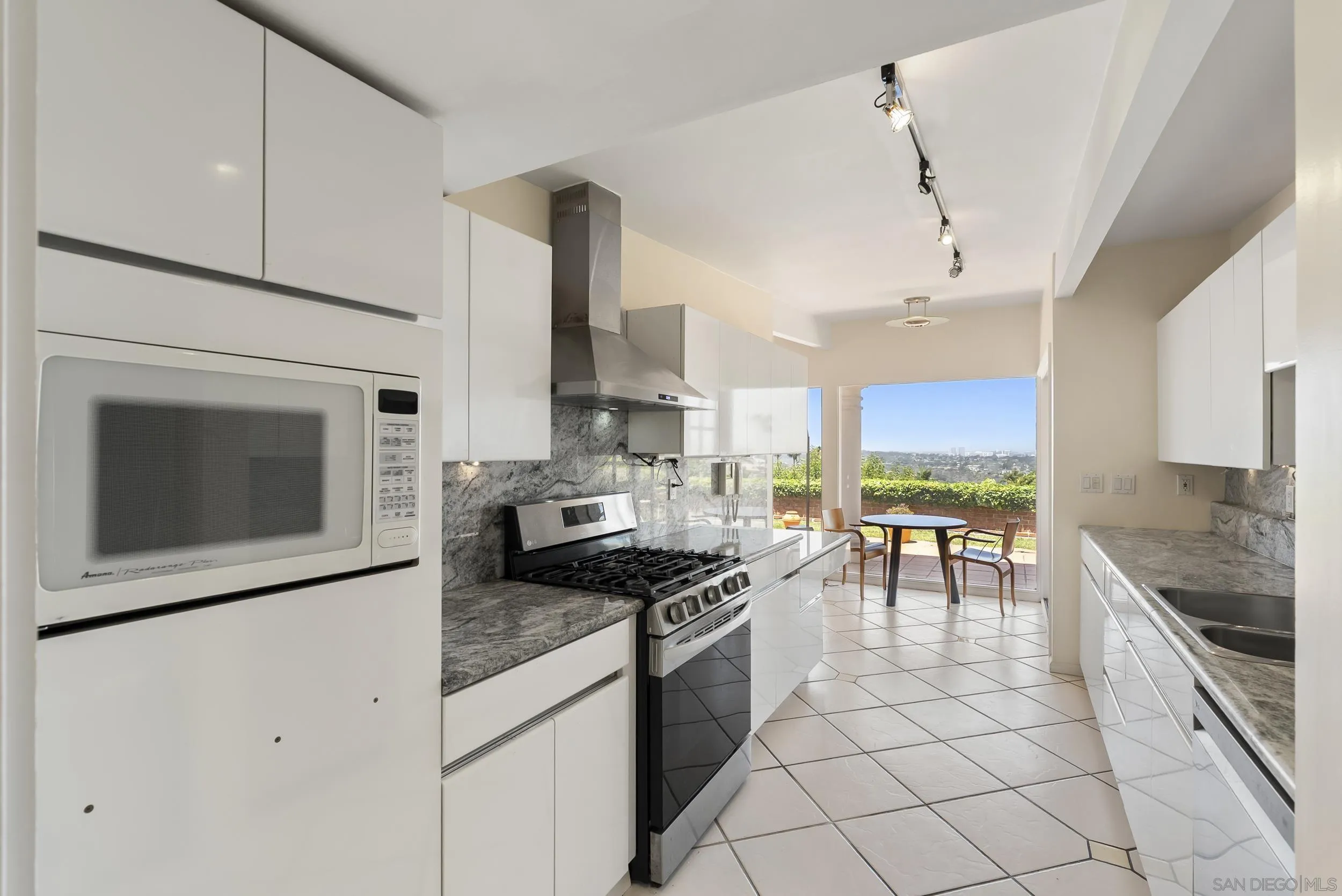 2326 Rue Adriane La Jolla, CA 92037 - Photo 11 of 42