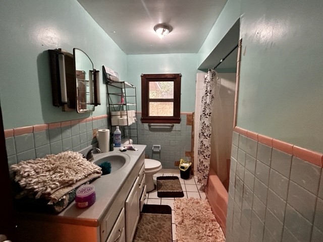 602 South 11th Street Fernandina Beach, FL 32034 - Photo 13 of 14 a bathroom with a sink double vanity and a mirror