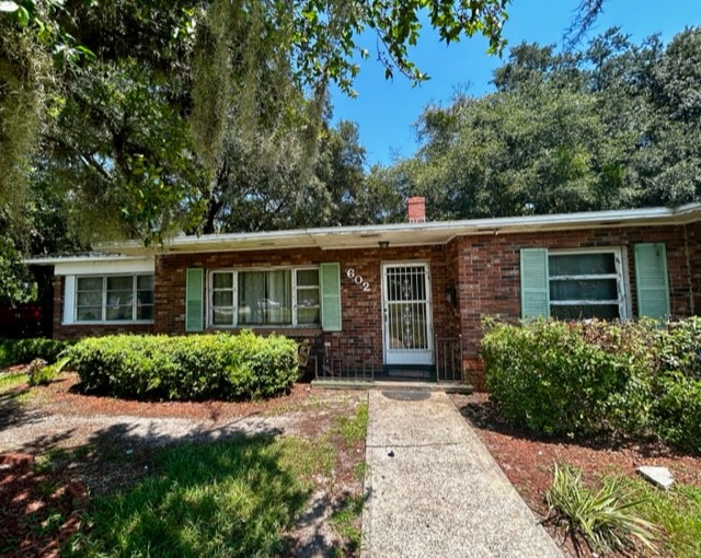 602 South 11th Street Fernandina Beach, FL 32034 - Photo 3 of 14 front view of a house with a yard