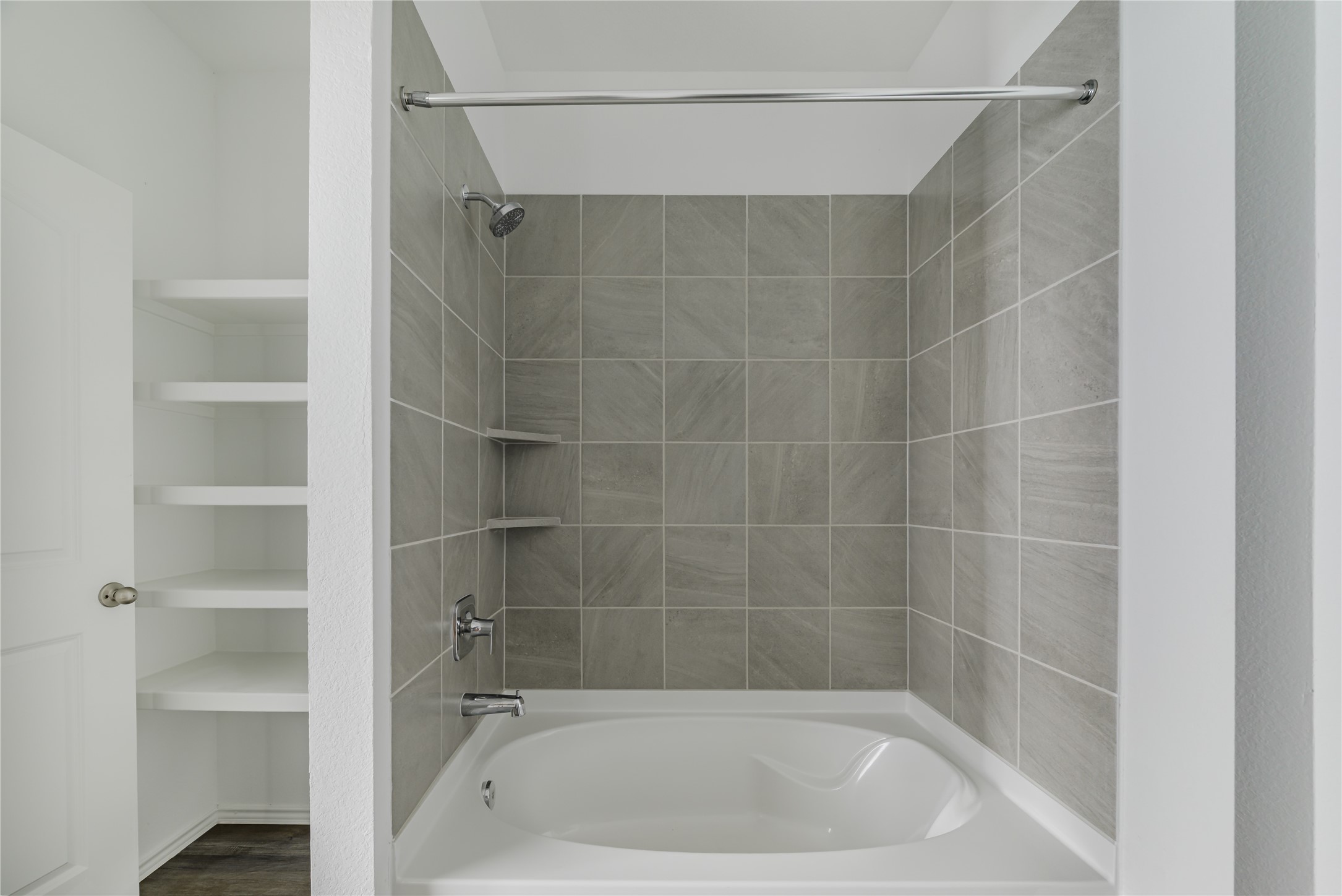 5619 Simcrest Grove Dr Spring Spring, TX 77373 - Photo 21 of 35 a bathroom with a bath tub