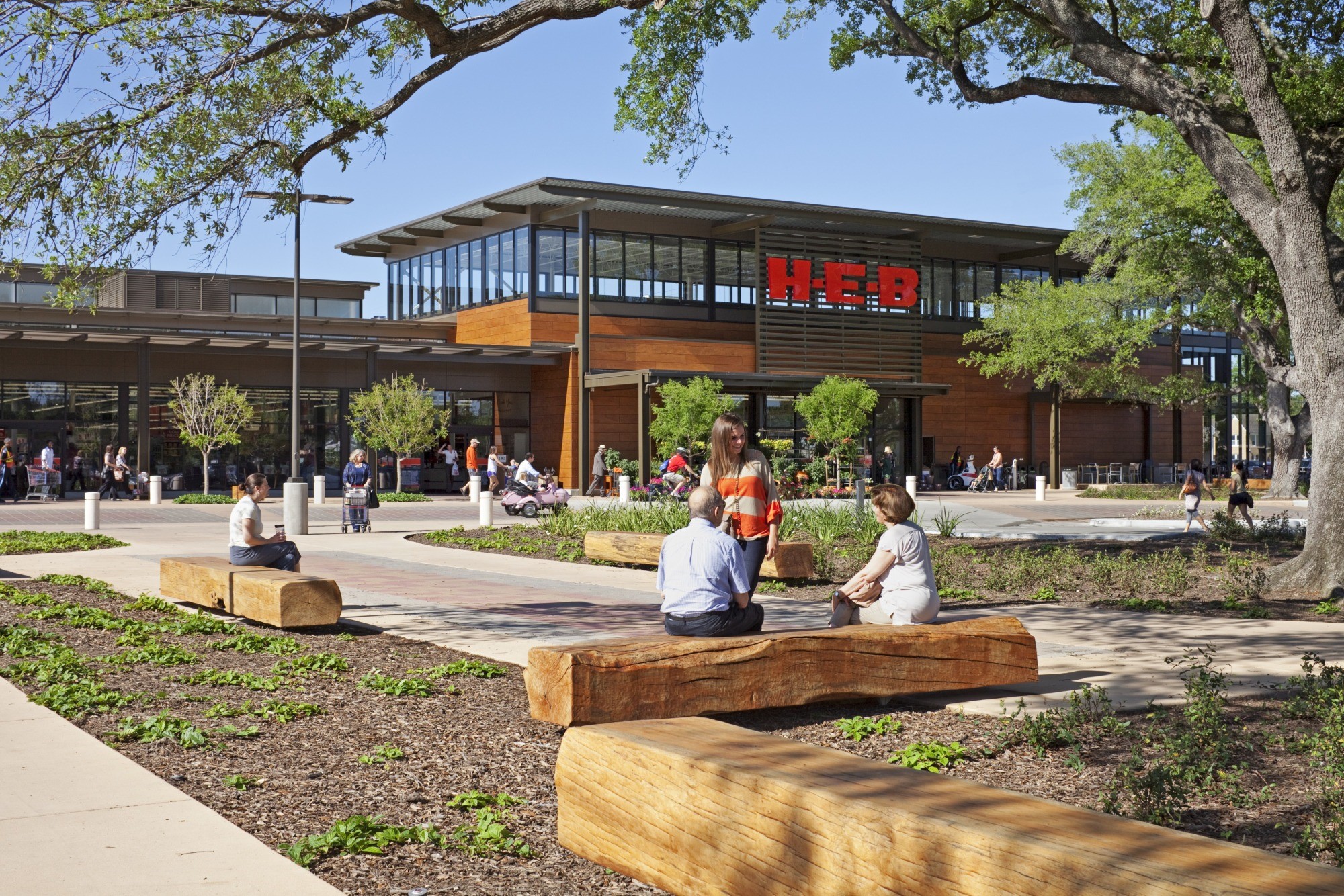 4526 Yoakum Boulevard Houston, TX 77006 - Photo 11 of 11 Montrose Market H-E-B provides convenient grocery shopping and everyday essentials near Yoakum Enclave.