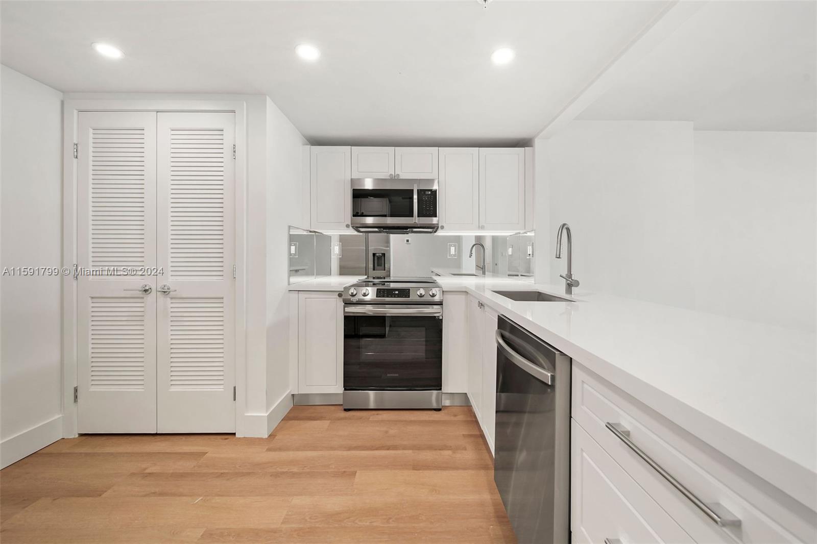 555 Northeast 34th Street, Unit 2402 Miami, FL 33137 - Photo 18 of 66