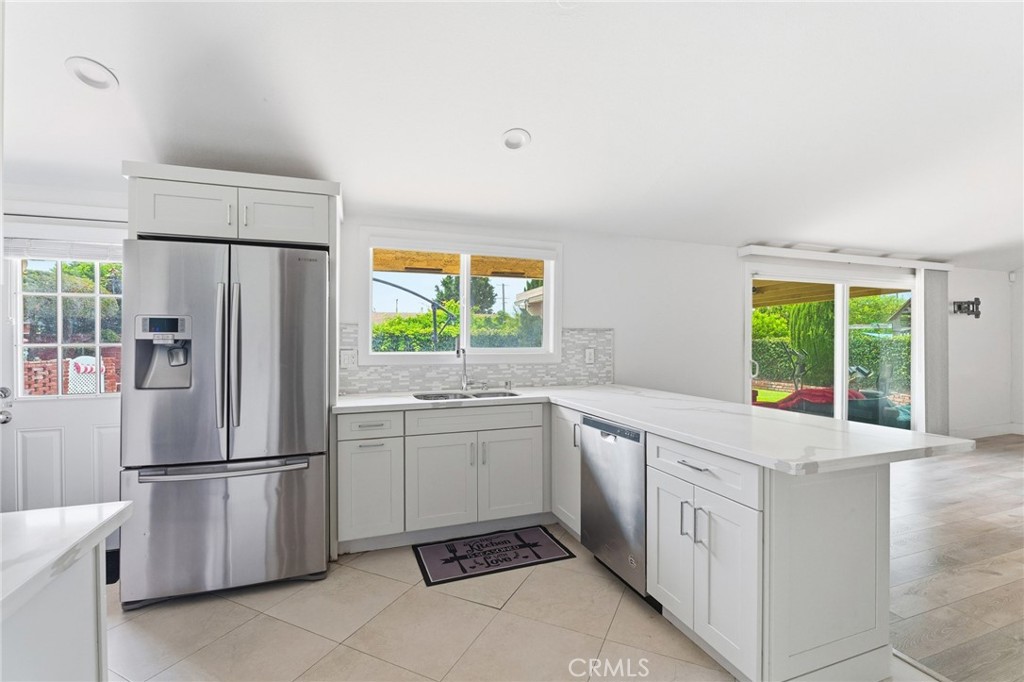 2554 West Chanticleer Road Anaheim, CA 92804 - Photo 8 of 37