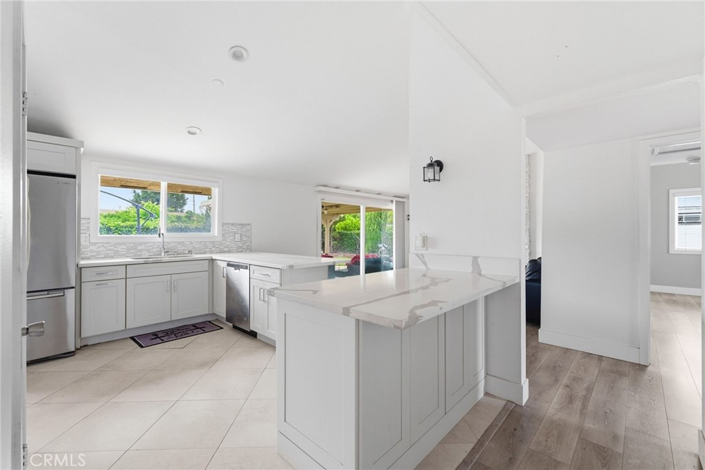 2554 West Chanticleer Road Anaheim, CA 92804 - Photo 10 of 37