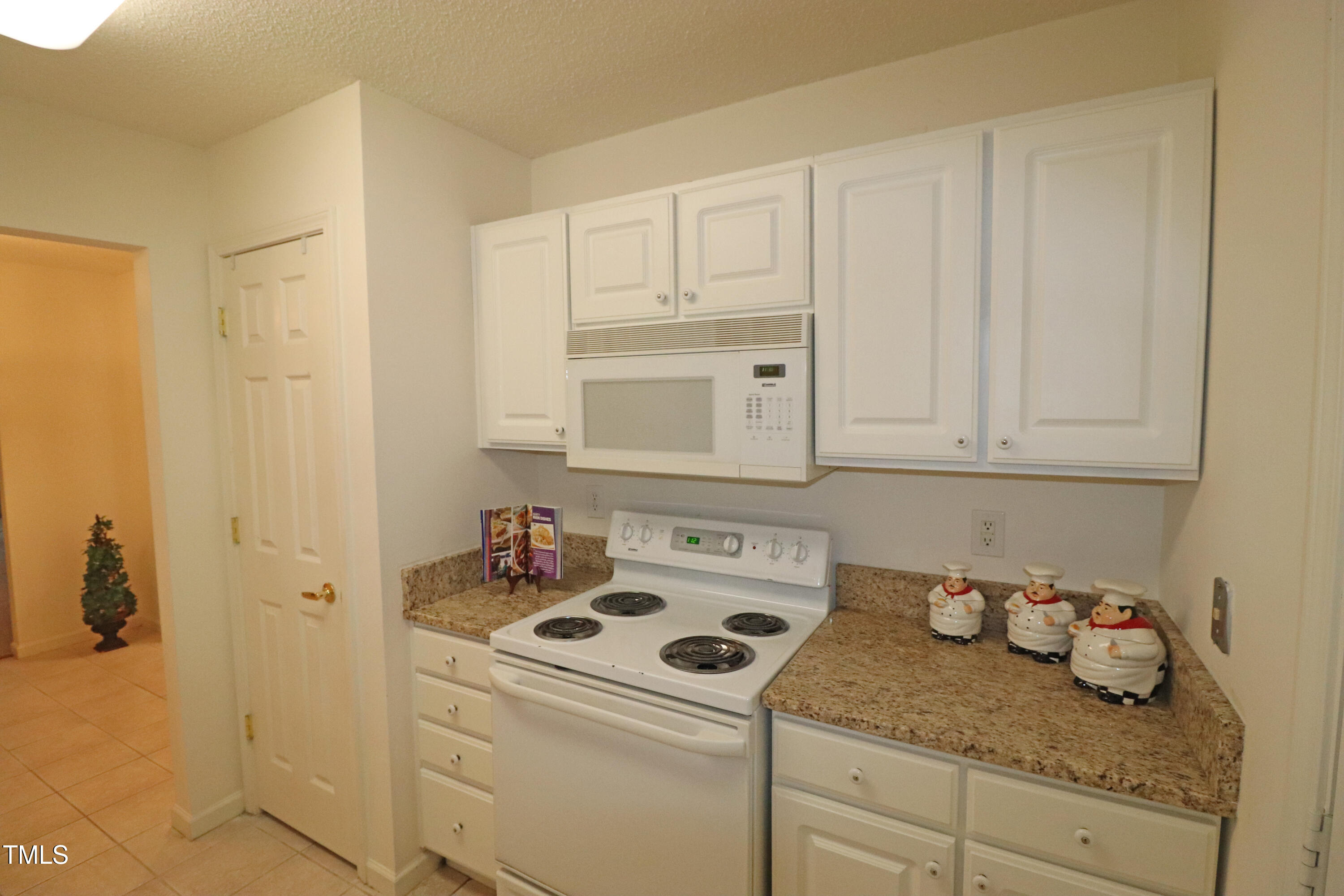 2530 Friedland Place, Unit 104 Raleigh, NC 27617 - Photo 8 of 38 Kitchen microwave