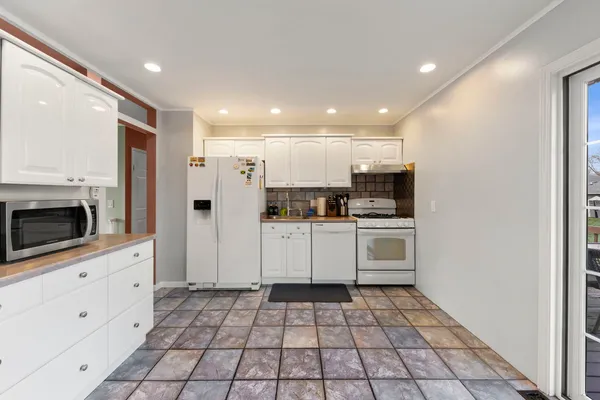 $415,000 | 2508 Stonewall Avenue, Woodridge, IL 60517