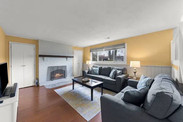 $415,000 | 2508 Stonewall Avenue, Woodridge, IL 60517
